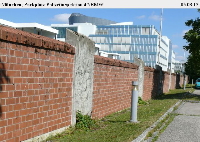 München Polizeiinspektion 47 Mauer ohne Wein.jpg
